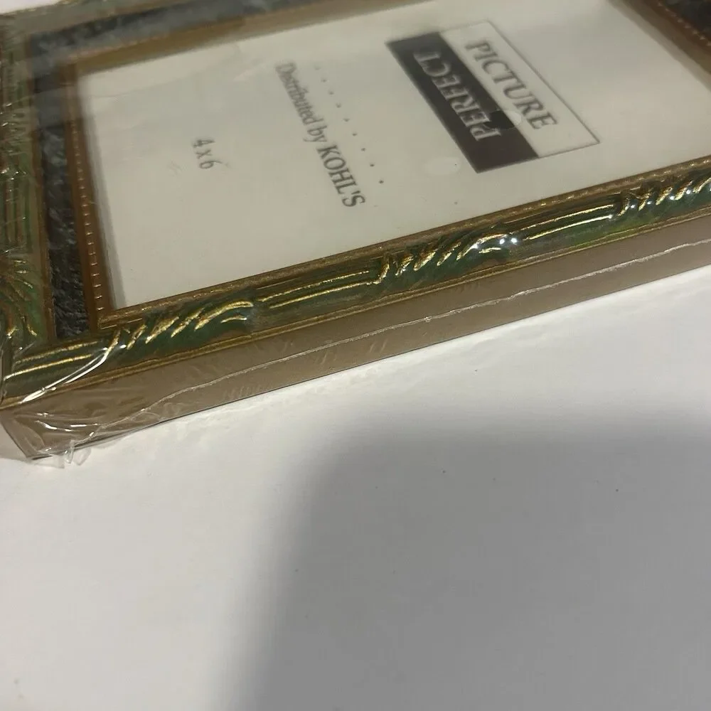 NWT Classic Vintage-Style 4x6 Tabletop Picture Frame Ornate Gold & Marble Detail